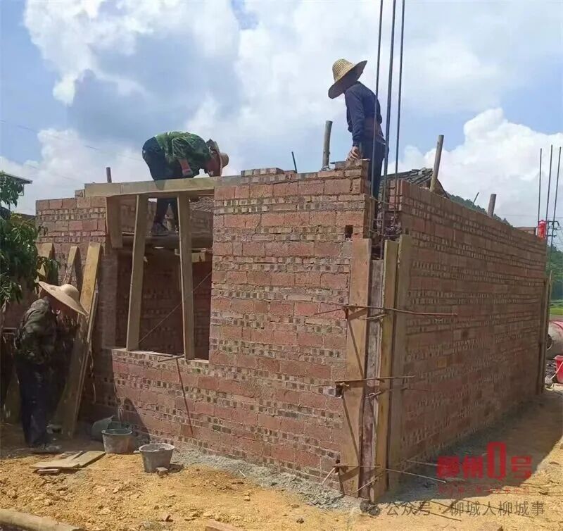 柳城县大埔镇同境村在实施农村危房改造中正新建的房屋。