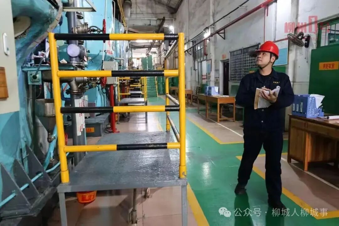 质检人员巡检设备。
