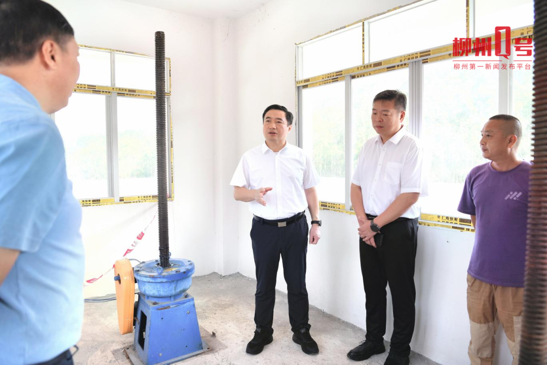 刘胜友深入柳城县前塘水库察看放水启闭设施运行情况。